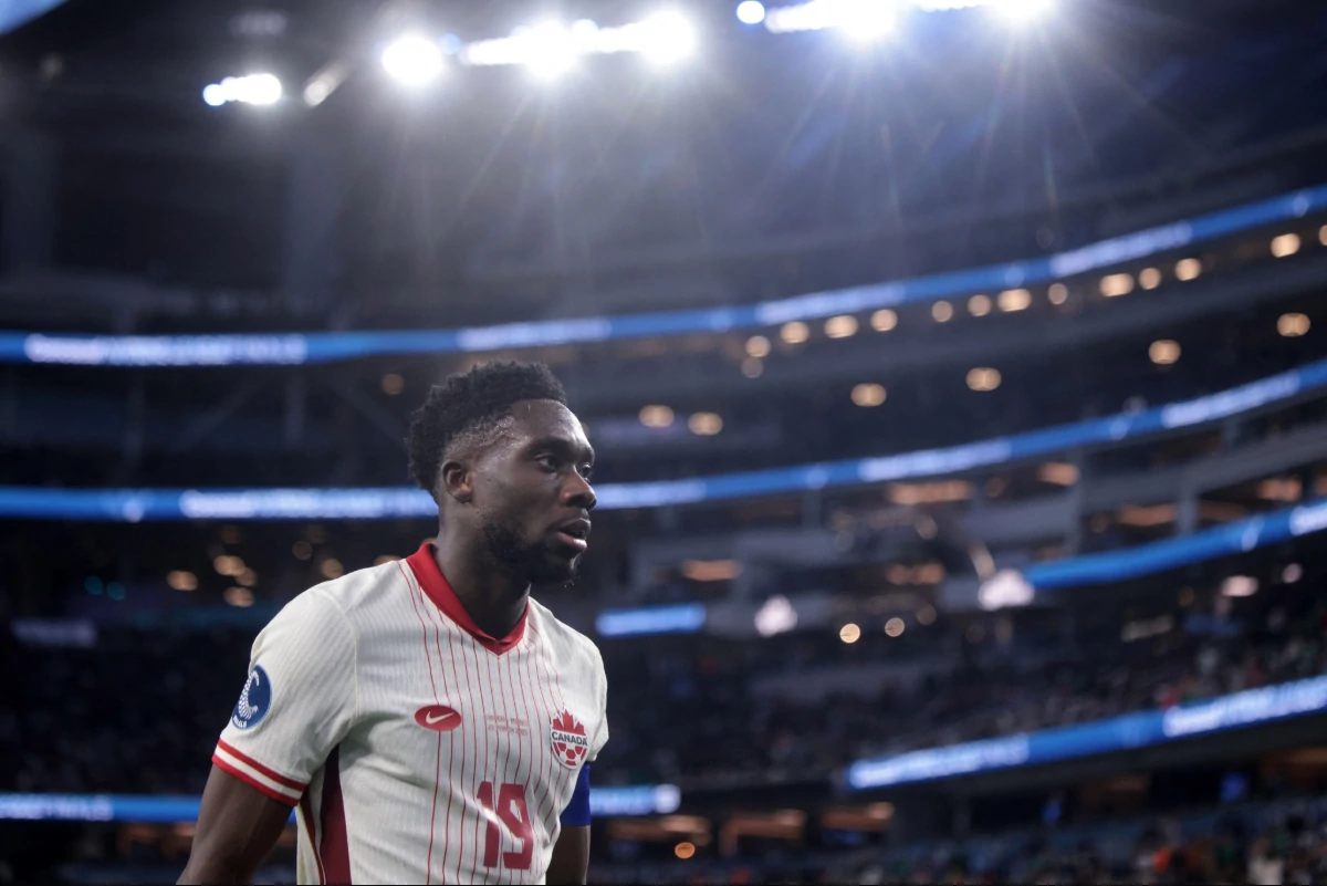 Alphonso Davies Staying and Ready to Fight for Place at Bayern Munich