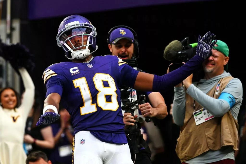 Minnesota Vikings Justin Jefferson vs Green Bay Packers - BetMGM sign deal in Canada