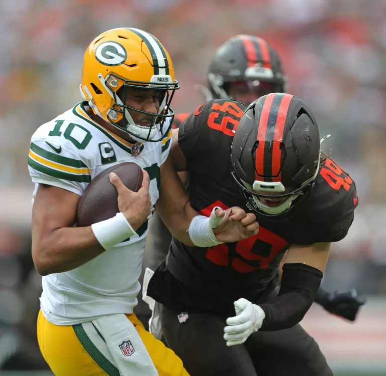 Cleveland Browns linebacker Carson Schwesinger