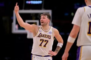 Lakers Secure Late Comeback Victory Over Mavericks in Dončić’s Return to Dallas