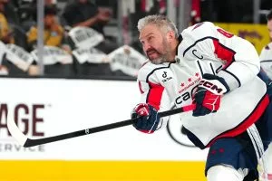Ovechkin Extends NHL Record, Keeps Capitals in Playoff Chase